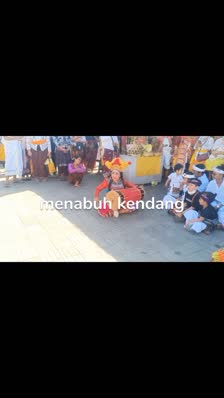 menabuh kendang